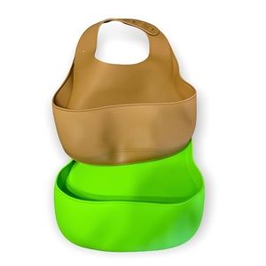 Silicone baby bibs.